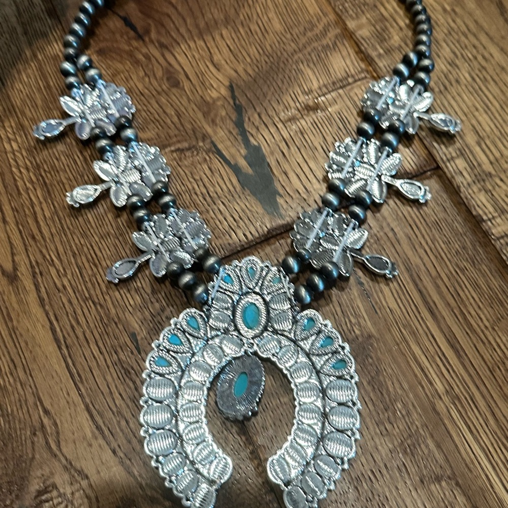 Turquoise statement necklace - Picture 3 of 5